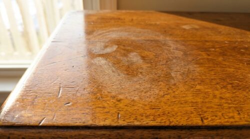 starý dřevěný nábytek není poškozen stářím, ale agresivním čištěním. naučte se správně pečovat o jeho povrchovou úpravu a prodlužte jeho životnost.