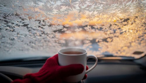 zjistěte, proč není vhodné používat horkou vodu na zamrzlé čelní sklo, a objevte 8 účinných a bezpečných způsobů, jak ho rychle rozmrazit.